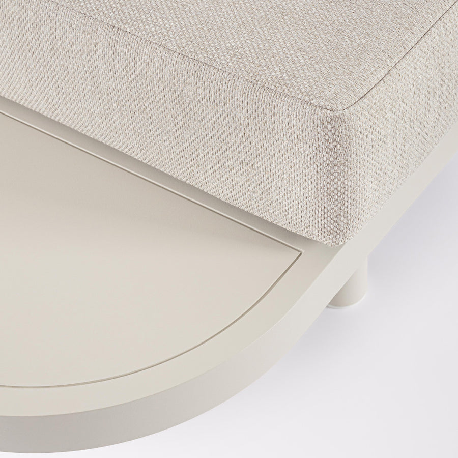 Kortárs bézs alumíniumból készült, kerti ülőgarnitúra homokszínű ülő- és hátpárnákkal.