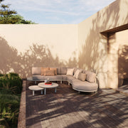 Kortárs bézs alumíniumból készült, kerti ülőgarnitúra homokszínű ülő- és hátpárnákkal.