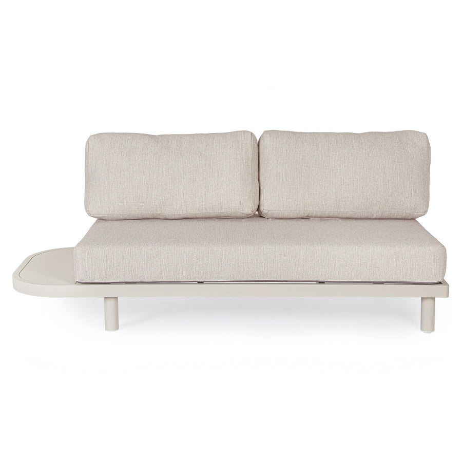 Kortárs bézs alumíniumból készült, kerti ülőgarnitúra homokszínű ülő- és hátpárnákkal.