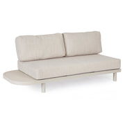 Kortárs bézs alumíniumból készült, kerti ülőgarnitúra homokszínű ülő- és hátpárnákkal.