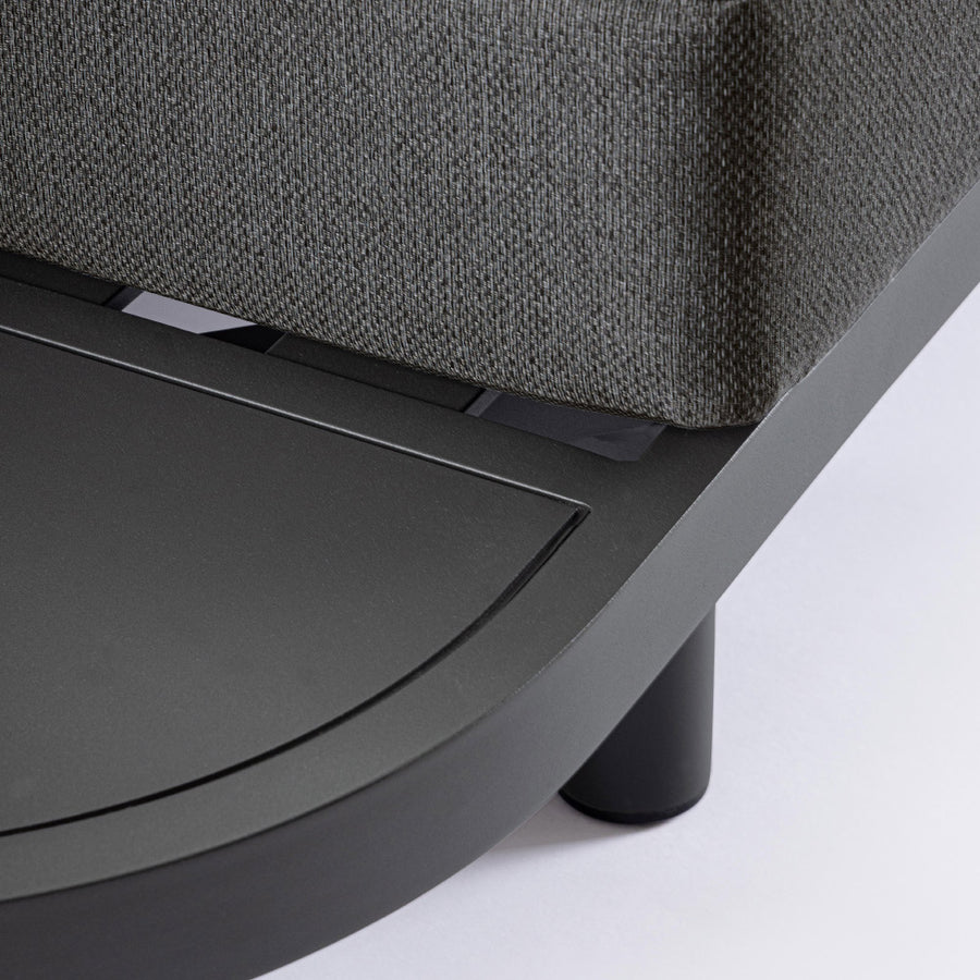 Kortárs fekete alumíniumból készült, kerti ülőgarnitúra grafitszürke ülő- és hátpárnákkal.