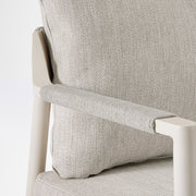 Kortárs, bézs alumíniumból készült,  kerti ülőgarnitúra homokszínű ülő- és hátpárnákkal.