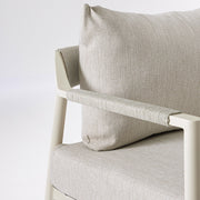 Kortárs, bézs alumíniumból készült,  kerti ülőgarnitúra homokszínű ülő- és hátpárnákkal.