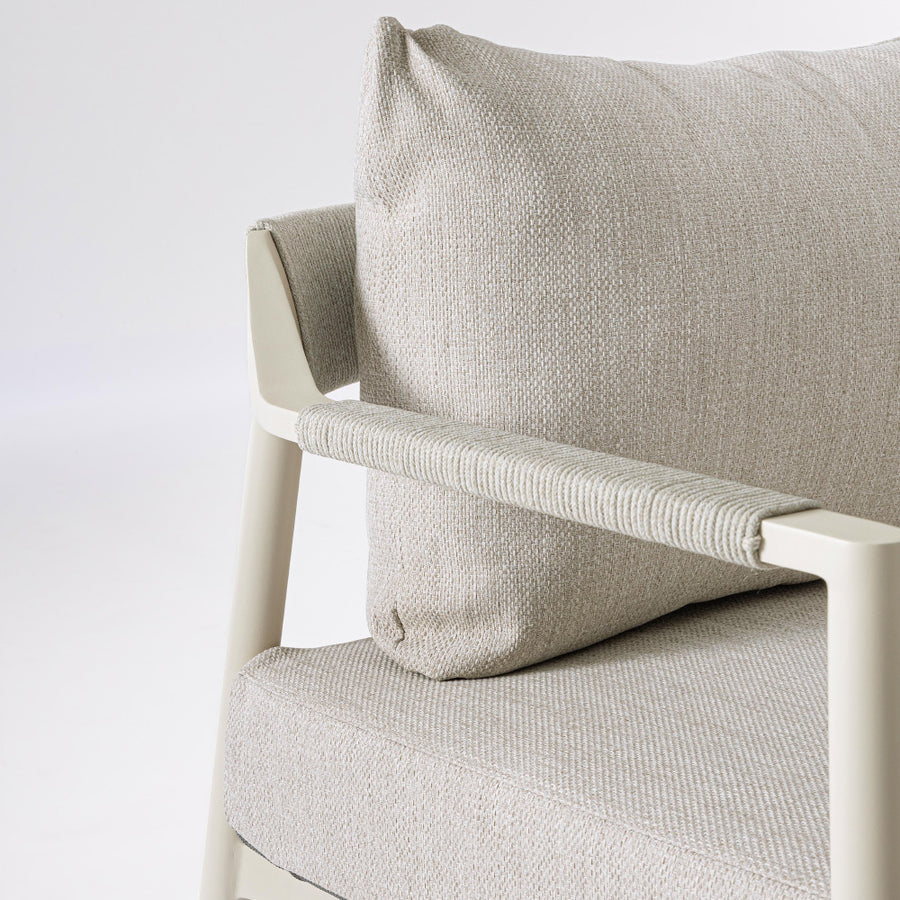 Kortárs, bézs alumíniumból készült,  kerti ülőgarnitúra homokszínű ülő- és hátpárnákkal.