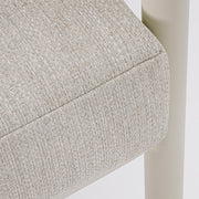 Kortárs, bézs alumíniumból készült,  kerti ülőgarnitúra homokszínű ülő- és hátpárnákkal.