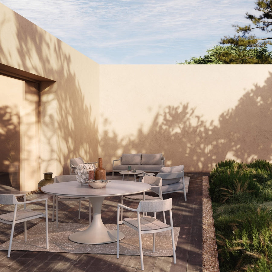 Kortárs, bézs alumíniumból készült,  kerti ülőgarnitúra homokszínű ülő- és hátpárnákkal.