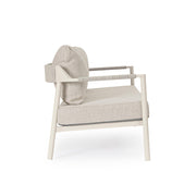 Kortárs, bézs alumíniumból készült,  kerti ülőgarnitúra homokszínű ülő- és hátpárnákkal.