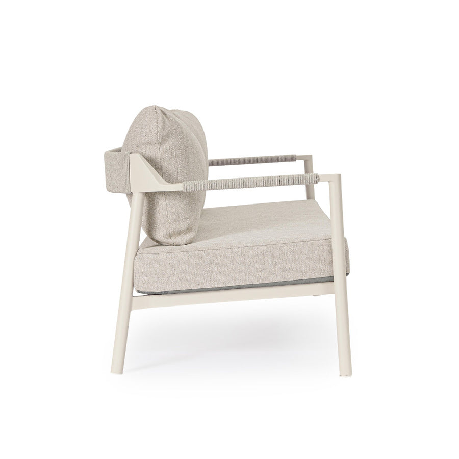 Kortárs, bézs alumíniumból készült,  kerti ülőgarnitúra homokszínű ülő- és hátpárnákkal.