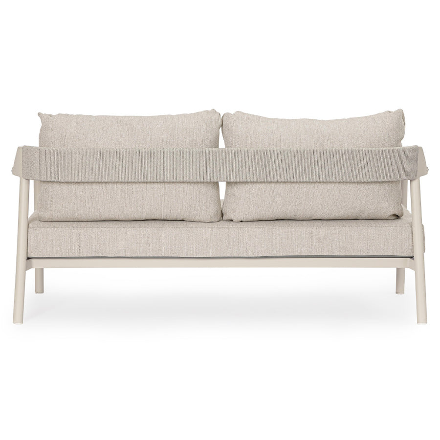 Kortárs, bézs alumíniumból készült,  kerti ülőgarnitúra homokszínű ülő- és hátpárnákkal.