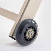 2 darab kortárs, dönthető, bézs színű, alumíniumból kerti napozóágy textilén felülettel