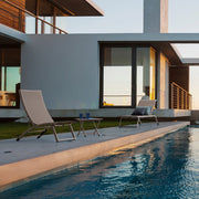 2 darab kortárs, dönthető, bézs színű, alumíniumból kerti napozóágy textilén felülettel