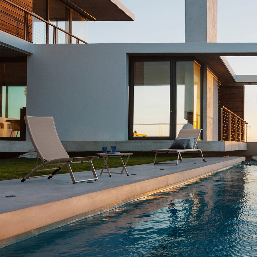 2 darab kortárs, dönthető, bézs színű, alumíniumból kerti napozóágy textilén felülettel