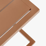 alumínium asztallap részlet agyagbarna kerti asztalon