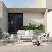 Bézs színű Miravet kerti ülőgarnitúra kotárs épület teraszán