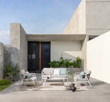 Bézs színű Miravet kerti ülőgarnitúra kotárs épület teraszán