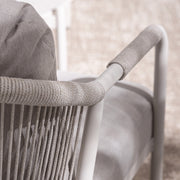 Bézs színű kültéri fotel kötélfonatos karfa és háttámla részlete napsütötte teraszon