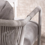 Bézs színű kültéri fotel kötélfonatos karfa és háttámla részlete napsütötte teraszon