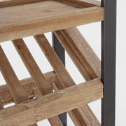 fa bortartó polc részlet fém vázzal és döntött kialakítással