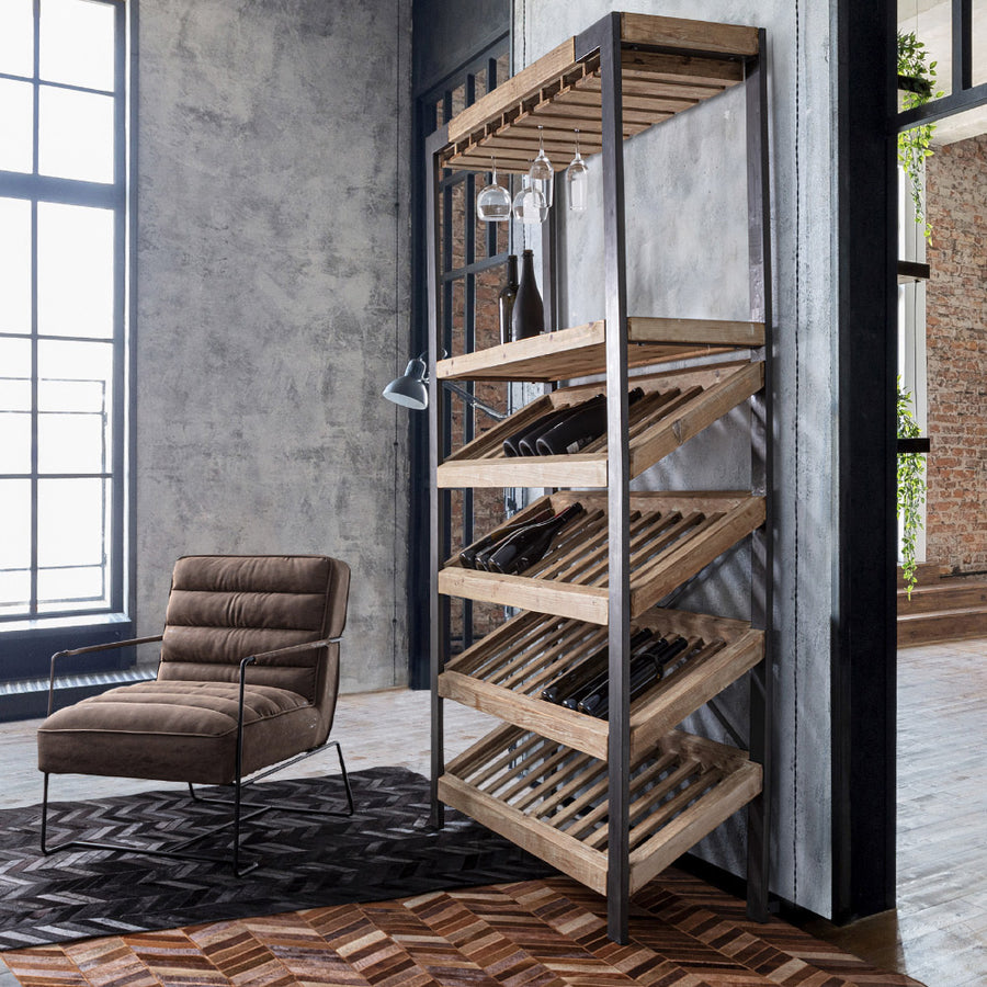 loft nappaliban elhelyezett bortartó állvány borosüvegekkel