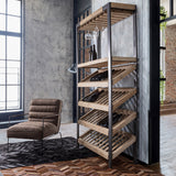 loft nappaliban elhelyezett bortartó állvány borosüvegekkel