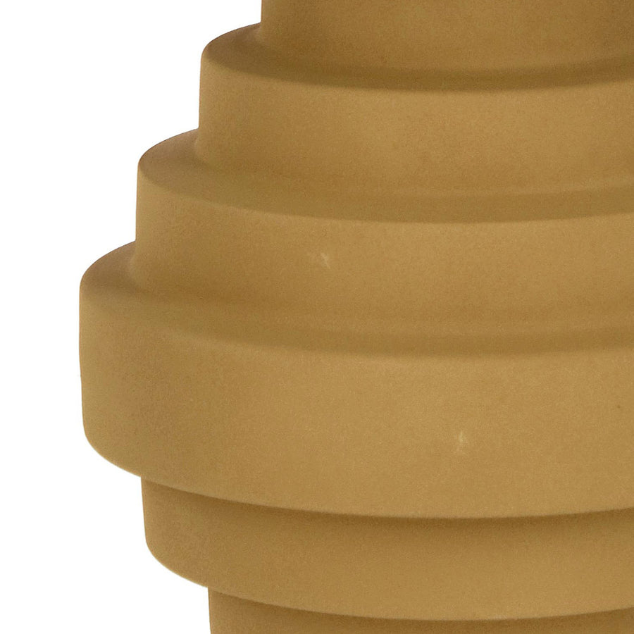 Kortárs stílusú, 35,5 cm átmérőjű, matt mustársárga színű, fém kisasztal