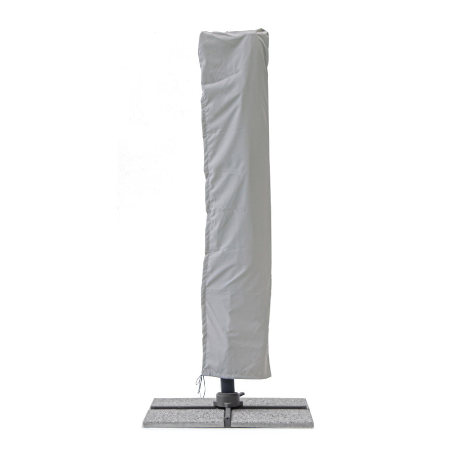 összecsukott napernyő védőhuzattal kültéri használathoz