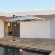 kültéri napernyő teraszon medence mellett használat közben