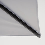 Eloxált alumíniumvázas prémium napernyő, halványszürke polieszter ponyvával, és 360°-os elforgathatósággal.