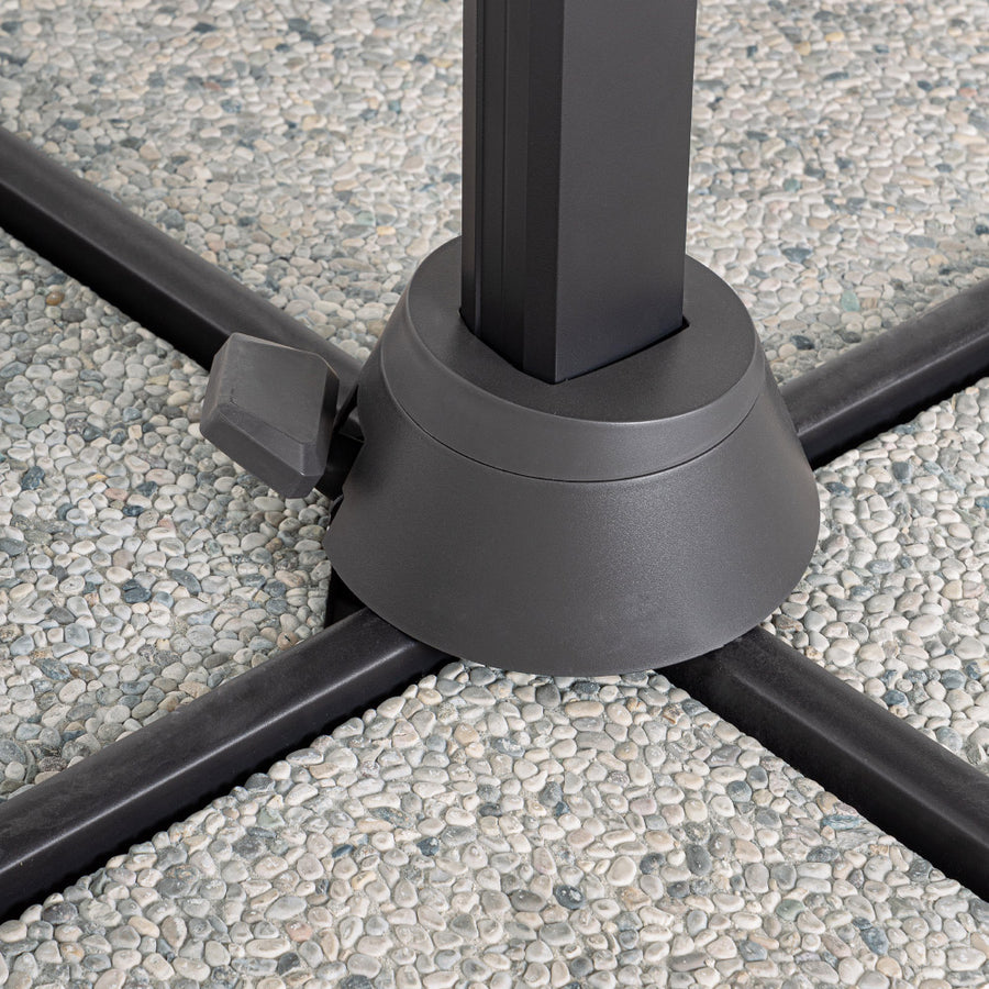 Eloxált alumíniumvázas prémium napernyő, halványszürke polieszter ponyvával, és 360°-os elforgathatósággal.