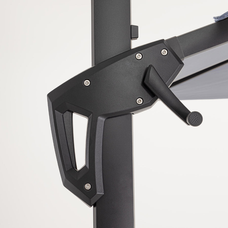 Eloxált alumíniumvázas prémium napernyő, halványszürke polieszter ponyvával, és 360°-os elforgathatósággal.