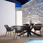 Kortárs stílusú, alumínium vázas, fekete színű kerti szék rostfonatokkal és natúr színű teakfa lábakkal