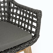 Kortárs stílusú, alumínium vázas, fekete színű kerti szék rostfonatokkal és natúr színű teakfa lábakkal