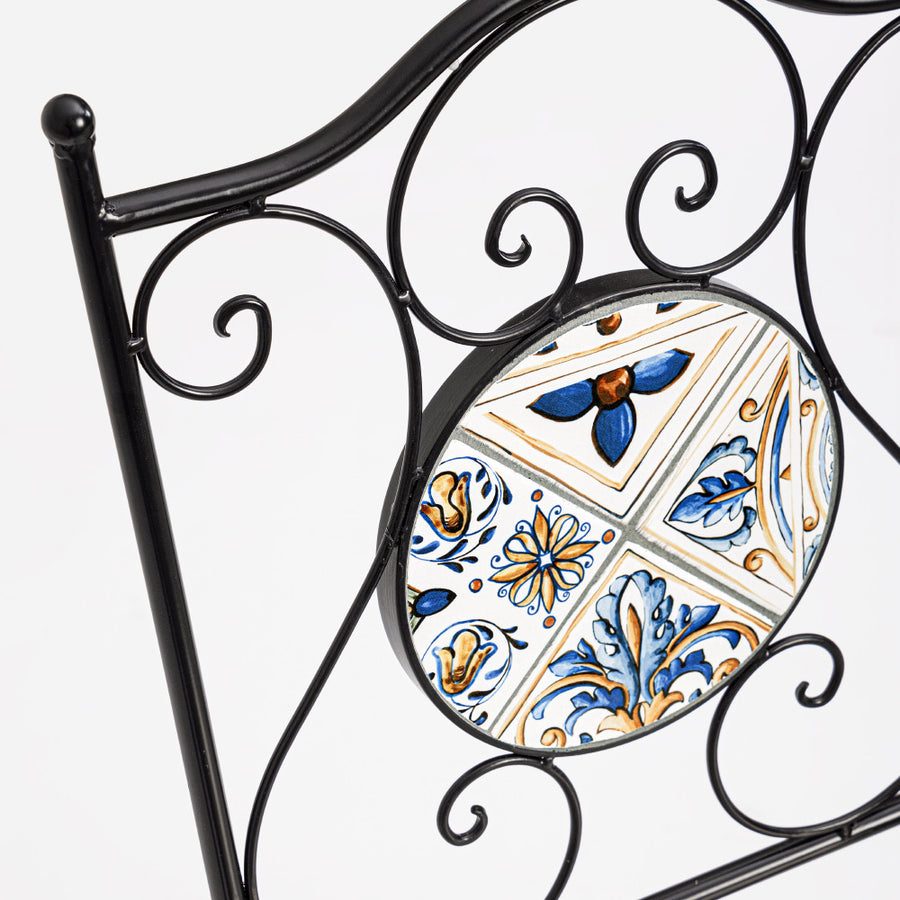 mediterrán stílusú, fekete színű, kerti szék kék és okker sárga színű, kerámia berakásokkal