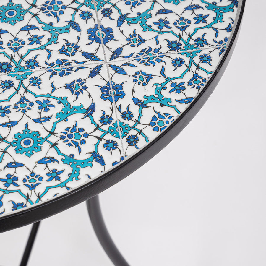 Mediterrán stílusú, fekete színű, fém kerti asztal kék színű, kerámia berakásokkal