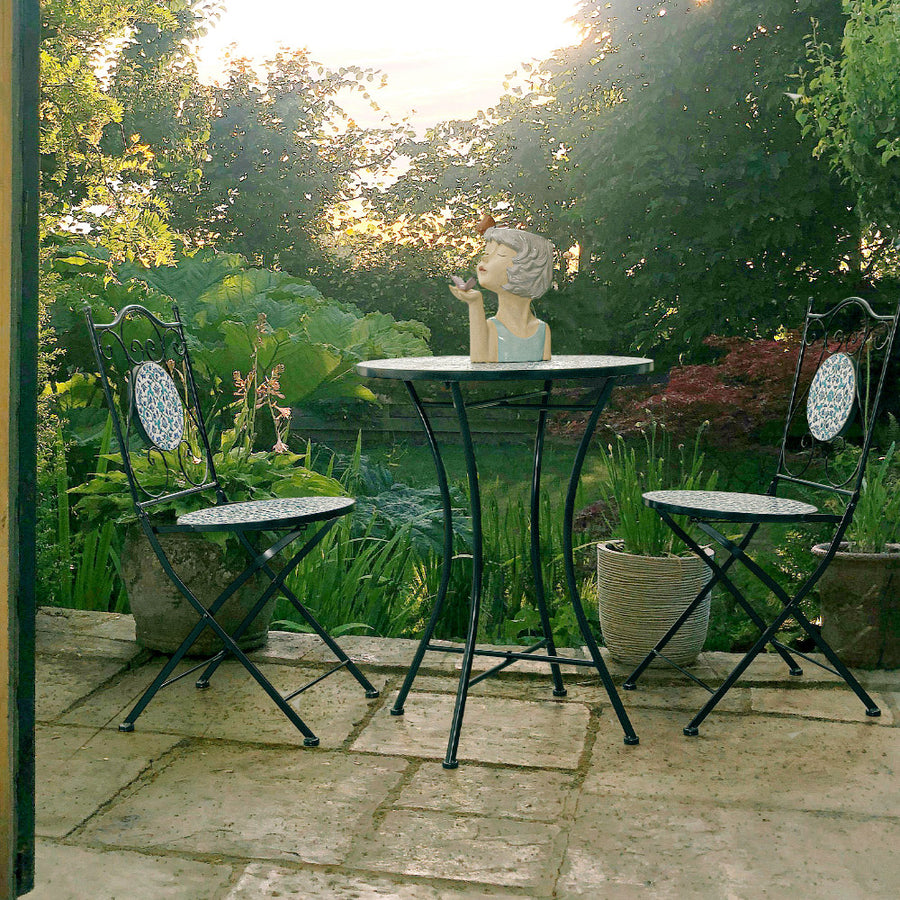 Mediterrán stílusú, fekete színű, fém kerti asztal kék színű, kerámia berakásokkal