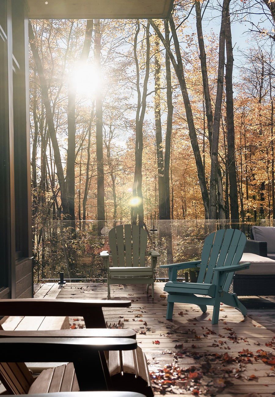 Világoskék összehajtható kerti karosszék teraszon – Adirondack stílusú megjelenés