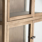 Vitrines szekrény részletfotó – natúr fenyőfa keret és üvegajtó