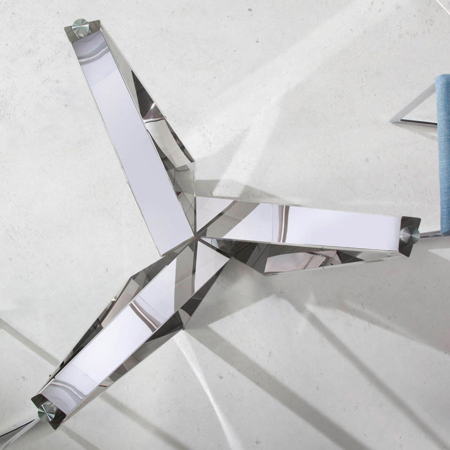 Kortárs stílusú, krómszínű, acélból készült, dizájn étkezőasztal edzett üveglappal.