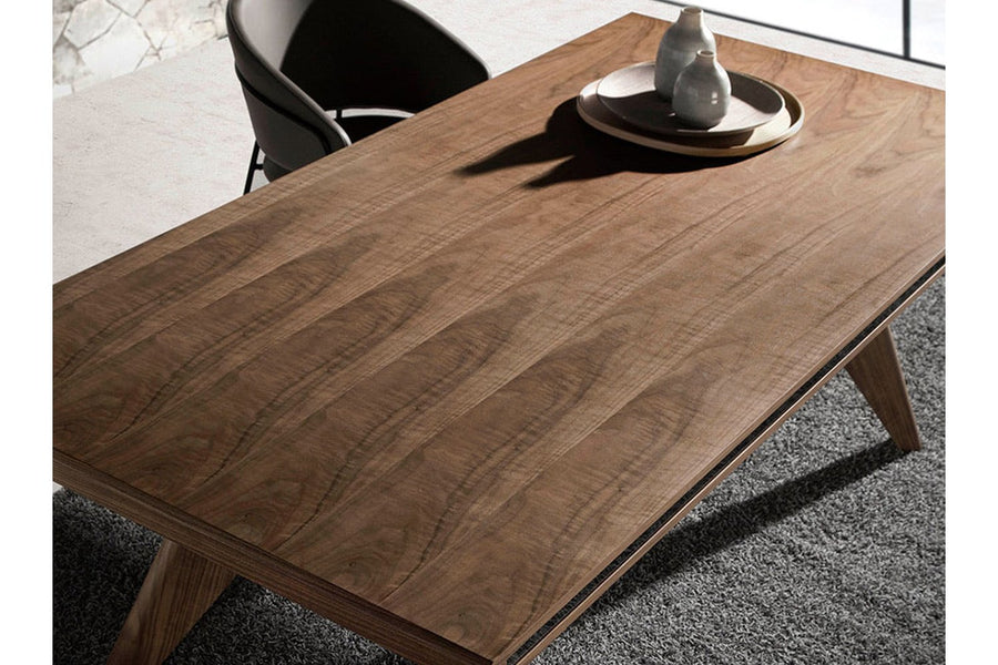 Kortárs stílusú, nagyméretű, diófa furnérral borított dizájn étkezőasztal.