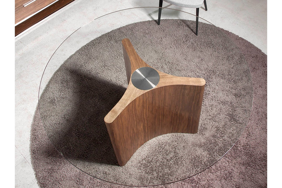 Kortárs stílusú, diófurnérral borított fenyőfából készült, dizájn étkezőasztal edzett üveglappal.