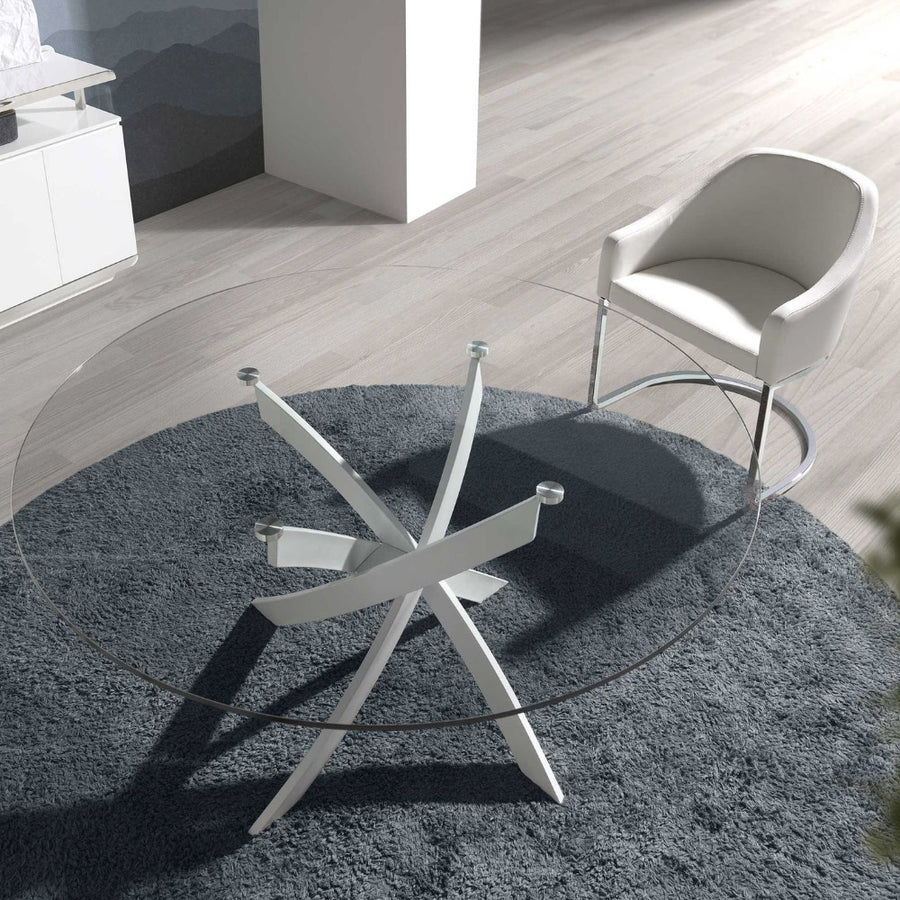 Kortárs stílusú, fehér színű, rozsdamentes acélból készült, formatervezett étkezőasztal edzett üveglappal.