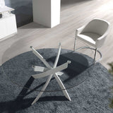 Kortárs stílusú, fehér színű, rozsdamentes acélból készült, formatervezett étkezőasztal edzett üveglappal.