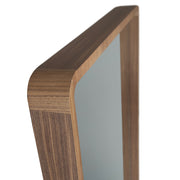 Kortárs stílusú, diófa furnérral borított kerettel rendelkező, dizájn falitükör.