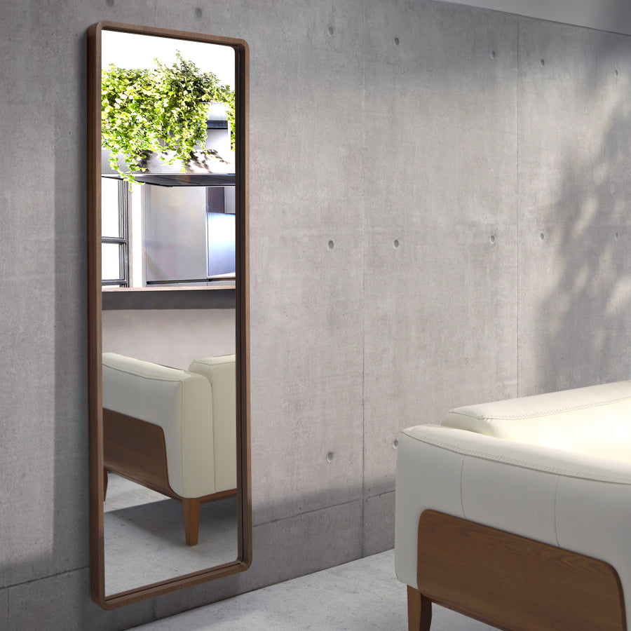 Kortárs stílusú, diófa furnérral borított kerettel rendelkező, dizájn falitükör.