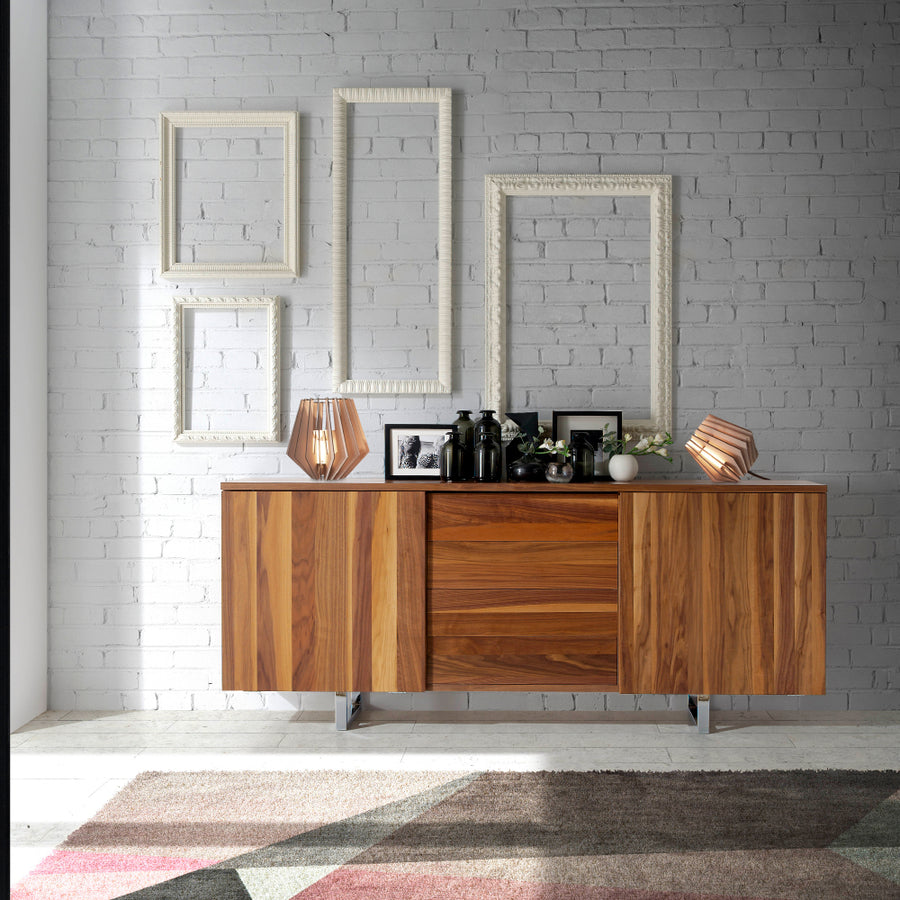 Kortárs stílusú, diófa furnérral borított, dizájn tálaló tolóajtókkal.