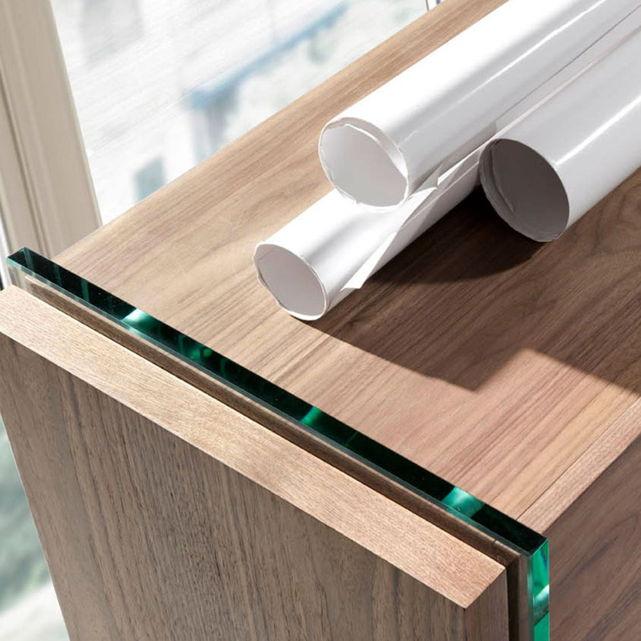 Diófa furnéros komód felső él részlet üveg lábazattal