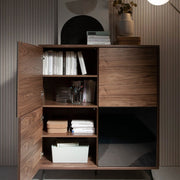 Kortárs stílusú, diófa furnérral borított, dizájn komódszekrény tükrös ajtókkal.