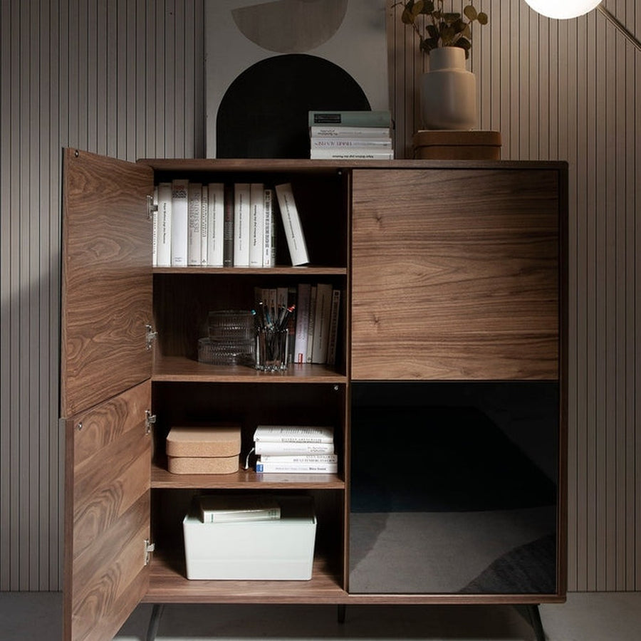 Kortárs stílusú, diófa furnérral borított, dizájn komódszekrény tükrös ajtókkal.