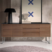 Kortárs stílusú, diófa furnérral borított, dizájn komódszekrény fekete edzett üveg fedlappal.