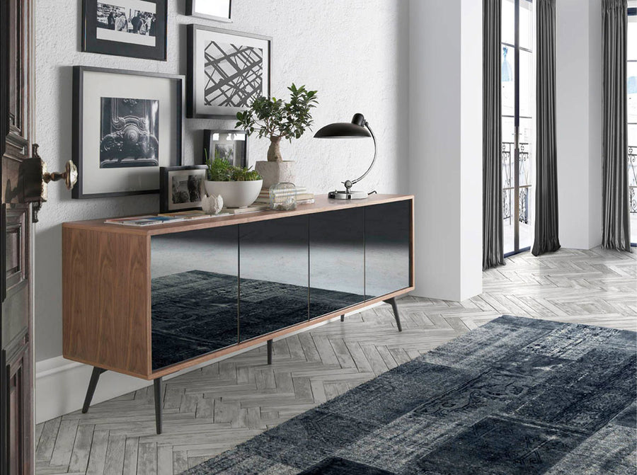 Kortárs stílusú, diófa furnérral borított, dizájn komódszekrény tükrös ajtókkal.